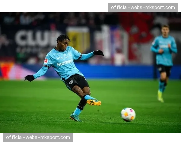 从小组赛到八强:勒沃库森在阿隆索带领下展现的战术进化之路 从小组赛到八强:勒沃库森在阿隆索带领下展现的战术进化之路