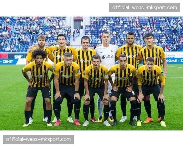 中场花絮：为庆祝俱乐部成立百年，比利亚雷亚尔全队身着特别版纪念球衣出场