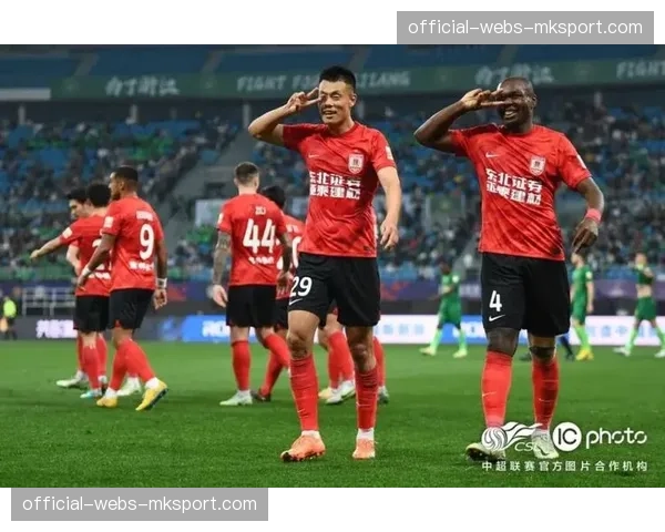 全场比赛结束，十人浙江队2-1逆转战胜长春亚泰