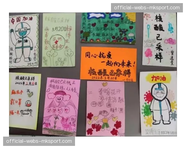 暖心一刻：小球童在球员通道内向本场队长赠送手绘卡片