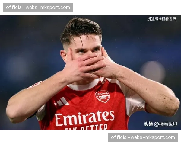 特写：战术会议上，阿森纳主帅阿尔特塔向队员详细讲解破密集防守的穿插路线